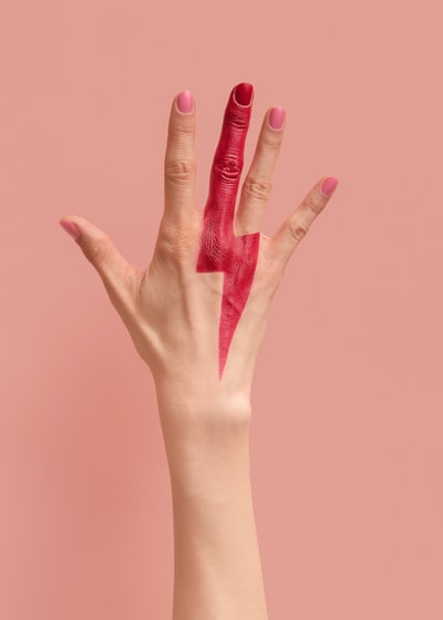 粉红色表面有粉红色指甲的人